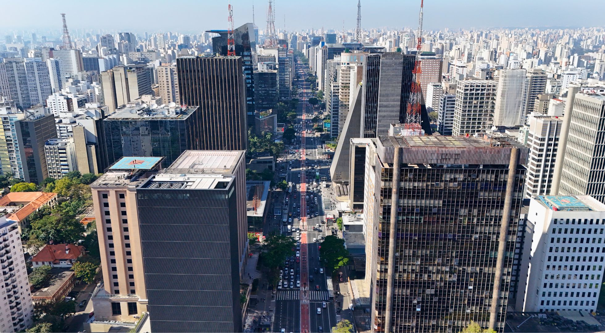 Vista aérea de São Paulo com a Ponte Estaiada captada por drone da Innovare